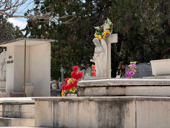 Deterioro y abandono en panteón La Luz de Arteaga