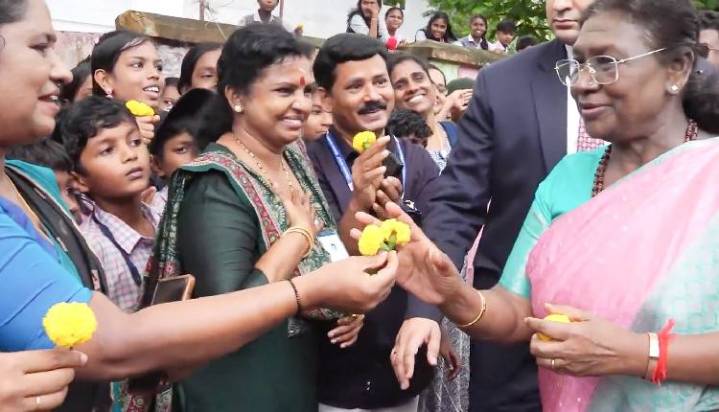 President Murmu’s Heartwarming Gesture Delights Kerala School Children