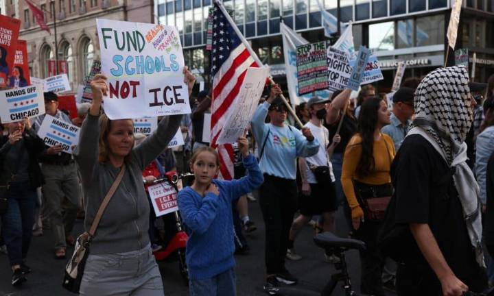 Juez impide al ICE enviar a cárceles para adultos a migrantes que entraron como menores no acompañados a EEUU y cumplen 18 años