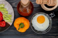 Para qué sirve poner vinagre en la sartén al freír huevos