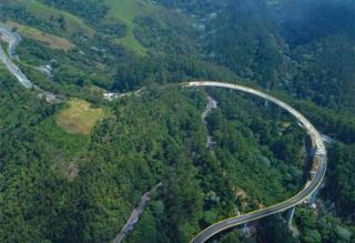 Cierre total de la vía en Alto de La Línea por derrumbe: un conductor quedó atrapado