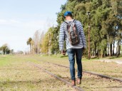 Qué significa caminar y mirar el piso según la psicología