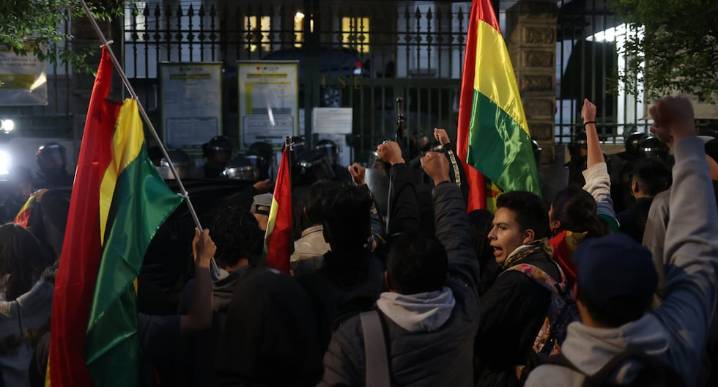 Bolivia: Un grupo de personas protesta ante ente electoral contra resultados de la segunda vuelta | Rodrigo Paz 