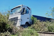Ruta 34: un camión con cargamento perdió el control y quedó en la banquina