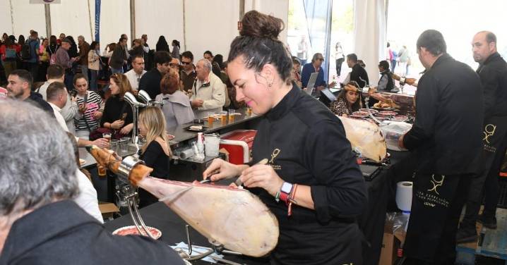 Todo listo para la Feria del Jamón de Bellota 100% ibérico de Villanueva de Córdoba con una de las mejores añadas de los últimos años