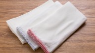 El secreto para que tus paños de cocina queden blancos como el primer día: un simple ingrediente