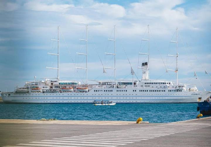 El velero más grande del mundo regresa al puerto de Alicante antes de su última ruta a Marruecos