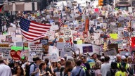 Manifestantes estadounidenses protestan en España contra “tiranía” de Trump
