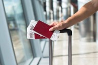 Detienen a dos pasajeros a punto de subir a un avión con destino Tenerife
