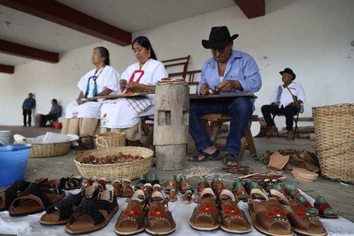 Adidas alcanza acuerdo reparatorio con artesanos de Oaxaca por apropiación cultural