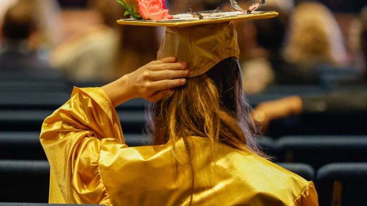 Pinellas warns about 600 seniors they might not walk at graduation