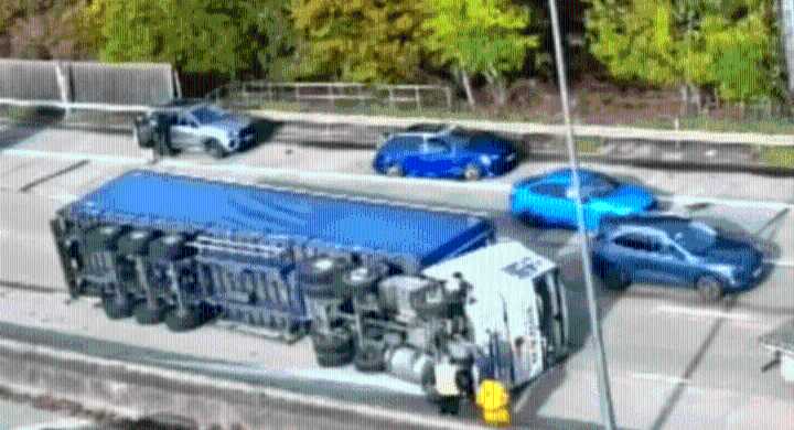 London travel news LIVE: M25 closed with major delays after lorry overturns in crash