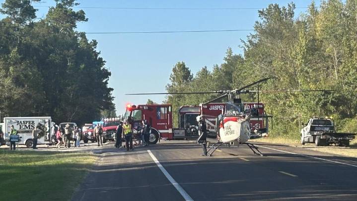 Four-vehicle crash shuts down Highway 62 near Buna