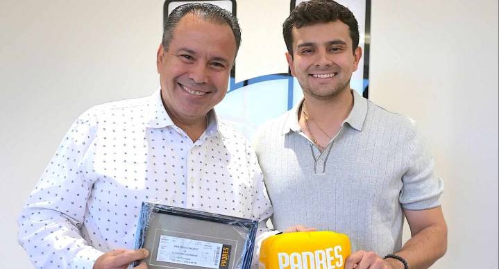 ‘Toño’ Astiazarán reconoce al lanzador ligamayorista hermosillense Omar Cruz, tras su debut con Padres de San Diego este 2025