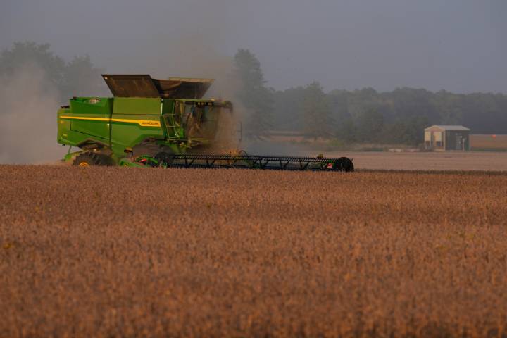 Trump plans aid package for U.S. soybean farmers amid Chinese boycott, eyes deal