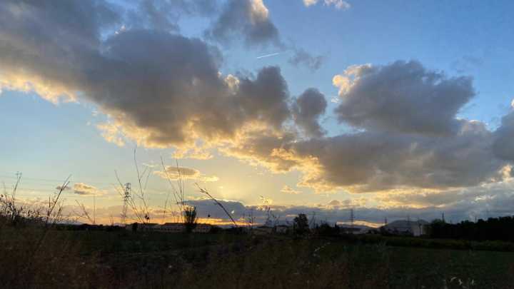 Apertura de claros y máximas de 22 grados este jueves en Granada