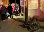 Motociclista pierde el control e impacta contra poste en Jardines del Sol