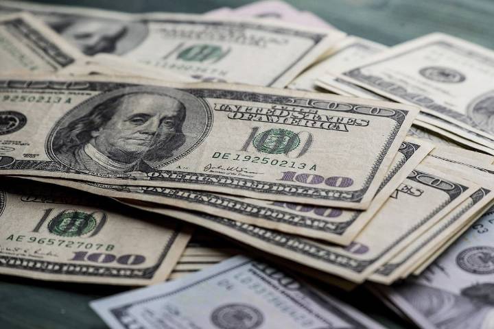 Minuto a minuto. A cuánto cotizan el dólar oficial y el blue este domingo 26 de octubre
