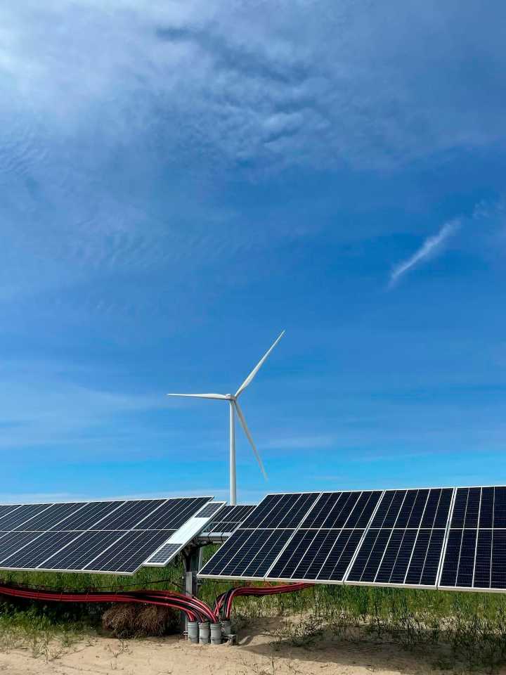 Solar and wind power outshine fossil fuels