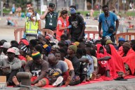 Llega a Los Cristianos un cayuco con 206 migrantes tras ocho días de travesía desde Gambia