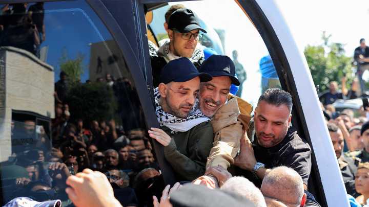 Freed Palestinian prisoners greeted by cheering crowd