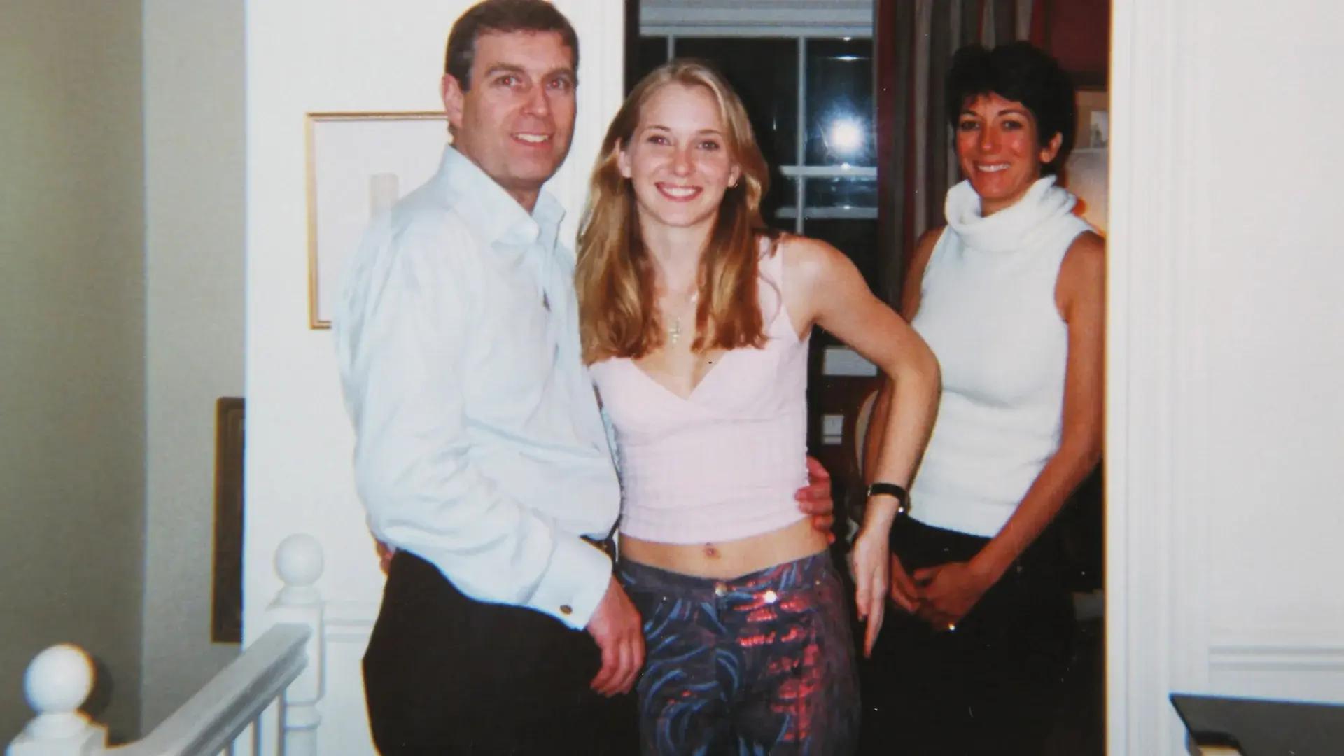 Virginia Giuffre relata al menos tres encuentros sexuales con el príncipe Andrés en su libro, que contiene una foto con él