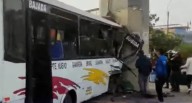 San Juan de Lurigancho: bus se empotra contra base del Metro de Lima y deja varios heridos