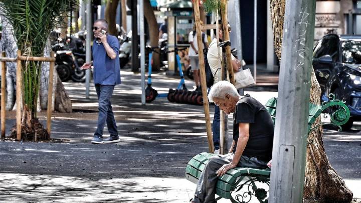 Vecinos de Santa Cruz de Tenerife alzan la voz ante la polémica de los sintecho: alertan de situaciones de "riesgo"