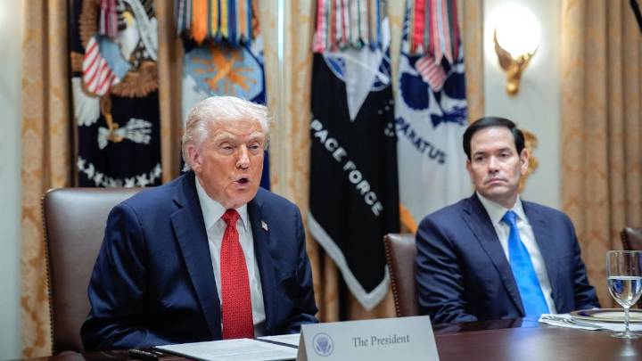 Trump dice que "le encantaría" optar a un tercer mandato pero respalda fórmula Vance