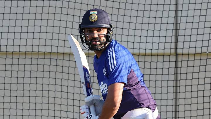 IND vs AUS, 2nd ODI: Was Rohit Sharma Trying To Invite Paparazzi Into The Bus After Team India Reached Adelaide? Check Video