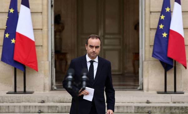 Crisis política en Francia: renunció el primer ministro a menos de un mes de haber asumido