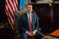 El gobernador republicano de Oklahoma critica el despliegue de tropas de la Guardia Nacional