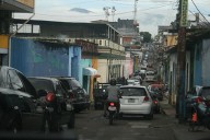 Kilométricas colas por gasolina colapsan vías en San Cristóbal