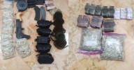 Detienen a pasajeros de avión privado con armas, drogas y dinero en efectivo en aeropuerto de Quintana Roo