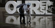 Galería | La lluvia llega a Ourense y la manga corta se cambia por paraguas