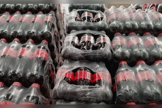 Reduce México impuesto a refrescos tras pacto con Coca Cola de bajar 30% el azúcar