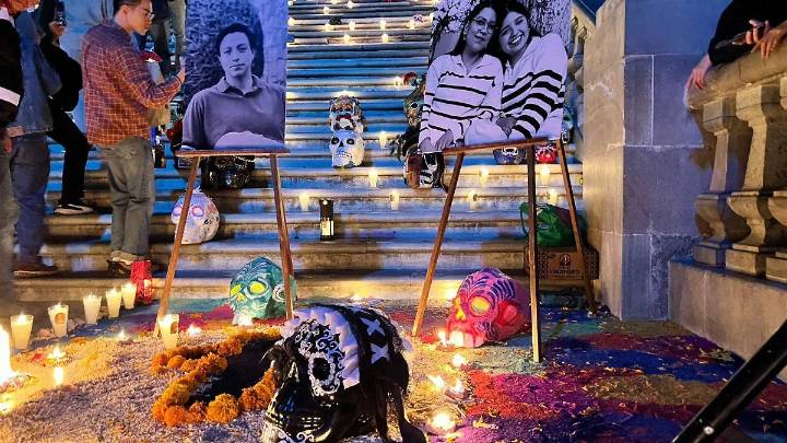 VIDEO. Mega ofrenda en la UG rinde homenaje a estudiantes fallecidos en Valle de Santiago