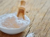 Bicarbonato y detergente: el truco casero que sorprende por sus usos