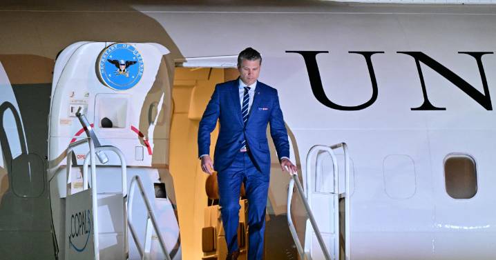 El avión del secretario de Guerra de EE.UU. realiza un aterrizaje de emergencia después de que se agrietara el parabrisas