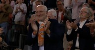 Ovación a Juan Roig en el primer partido de baloncesto de la historia del Roig Arena de Valencia