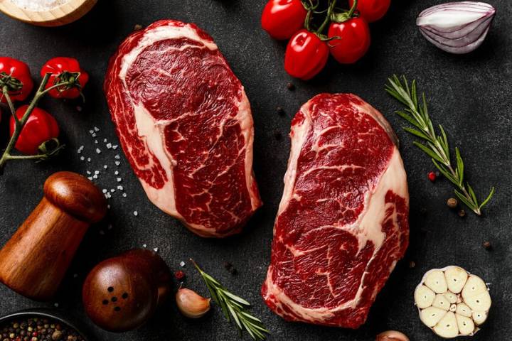 La trampa visual en la que caemos cada vez que compramos carne: por qué ese rojo brillante es puro marketing