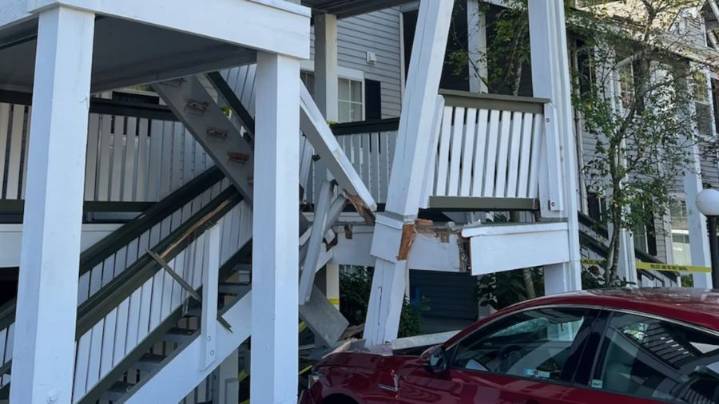 Car crashes into apartment building stairway in Mountlake Terrace
