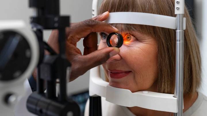 Implante ocular ayuda a que los pacientes ciegos puedan volver a leer
