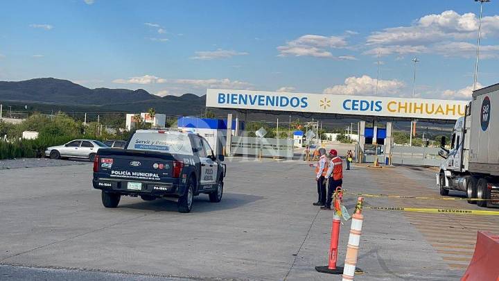 Fuerte movilización en el Cedis de Walmart tras hallazgo de presunta droga