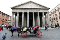 Un turista muere al caer del muro perimetral del Panteón de Roma