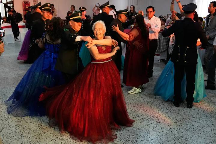 Fiesta de XV años a los 70: abuelas colombianas cumplen el sueño de su juventud
