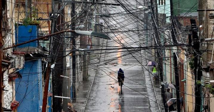 Impacta a Cuba el extremadamente peligroso huracán 'Melissa'