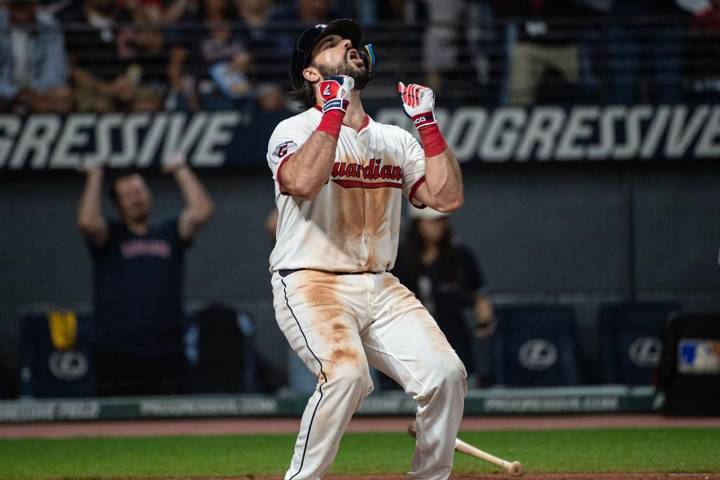 Guardians resign Austin Hedges to one year contract
