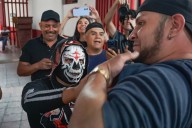 Luchadores conviven con el público previo a función de la CMLL en Morelia