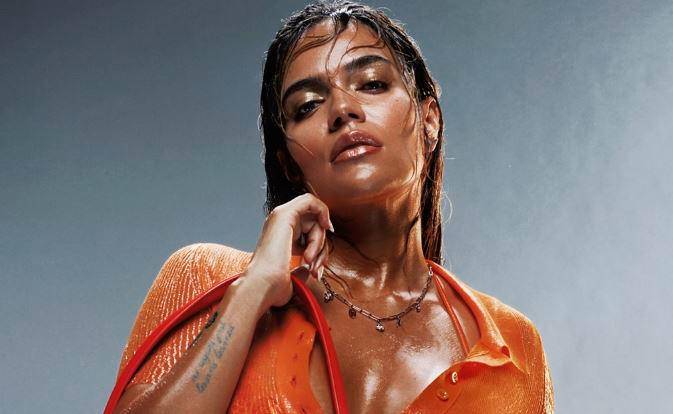 Karol G lanzó colección de ropa con Diesel, ¿cuánto valen las prendas?